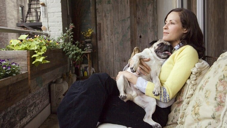 mujer sentada con perrito