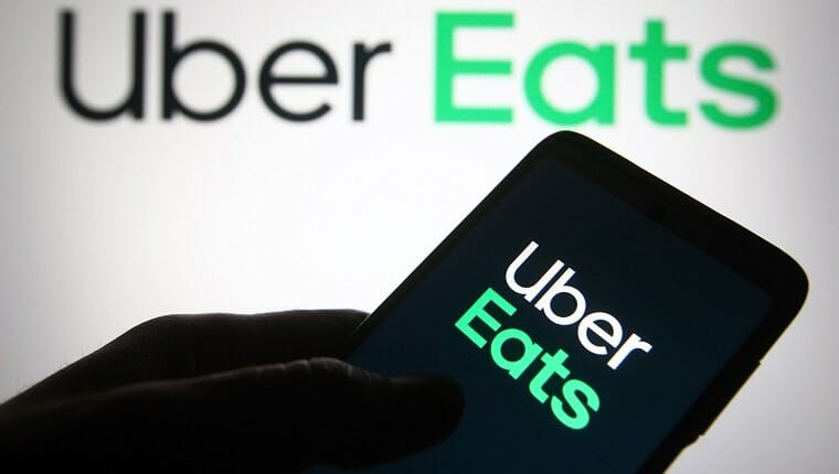 UCRANIA - 06.2021: En esta ilustración fotográfica, el logotipo de Uber Eats de una plataforma de pedidos y entrega de alimentos en línea de EE. UU. Se ve en un teléfono inteligente en una mano. 