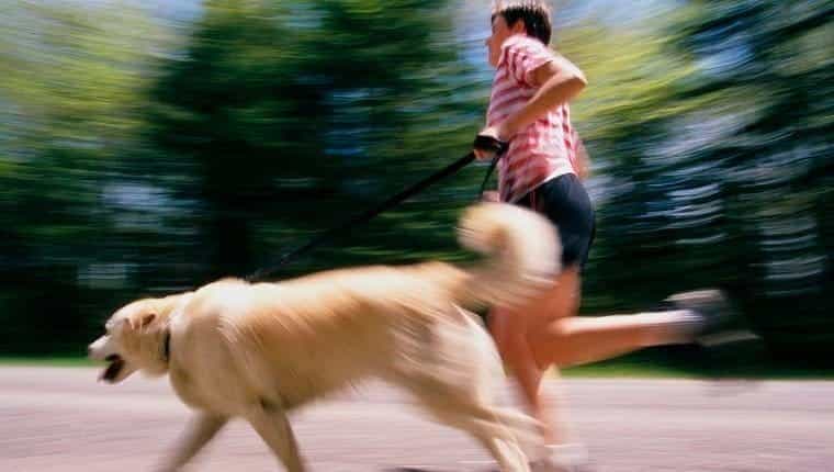 Mujer corriendo con perro