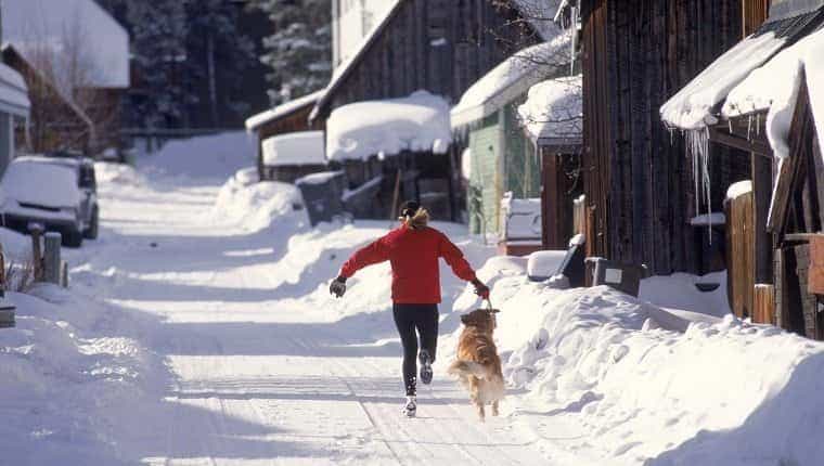 Mujer corriendo con perro, Breckenridge, CO
