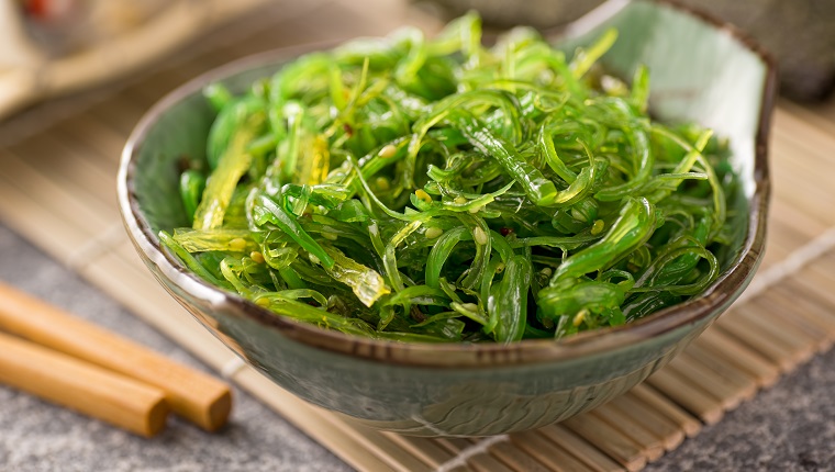 Una deliciosa ensalada de algas frescas.